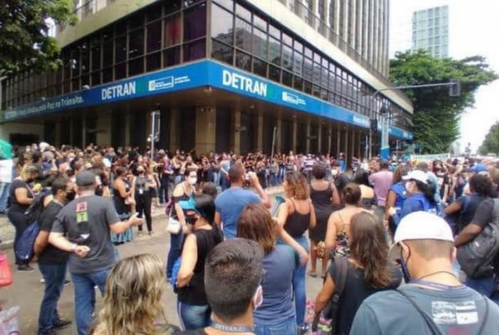 Manifestantes compareceram com camisas pretas em frente à sede do Detran-RJ
