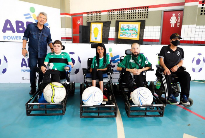 Prefeito de Meriti, Dr. João, e atletas no 1º Encontro Nacional de Futebol de Cadeira de Rodas 