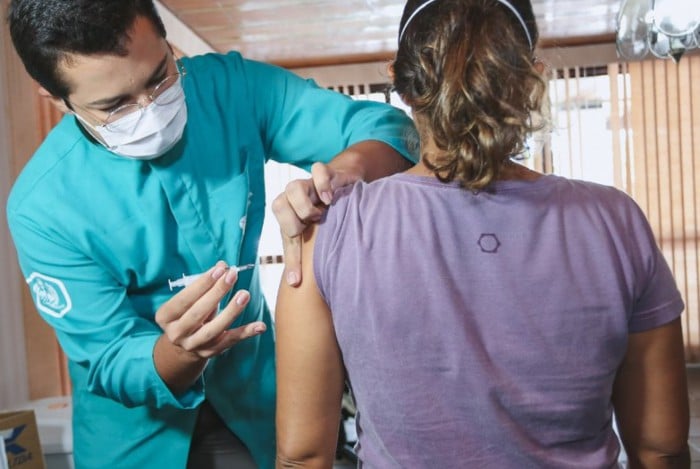 Vacinação de reforço da covid-19 para pessoas com mais de 40 anos