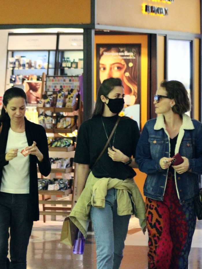 Duda Porto, namorada de Fernanda Souza, passeia no shopping com a atriz Fernanda Rodrigues