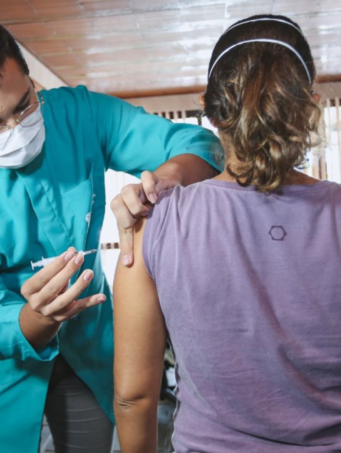 Pessoas com 40 anos ou mais j&aacute; podem tomar a segunda dose de refor&ccedil;o contra a covid-19