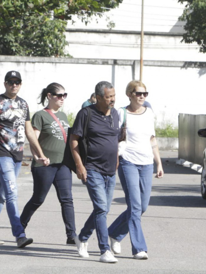 Familiares de Lucas chegaram por volta de 10:30h ao IML para reconhecimento e libera&ccedil;&atilde;o do corpo