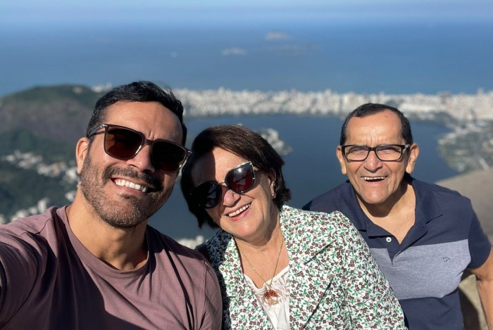 Felipe Coelho com os pais, Oselia Coelho e Geraldo Coelho