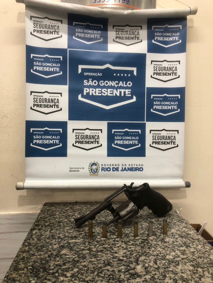 Com os homens foram encontrados um revólver e seis munições intactas