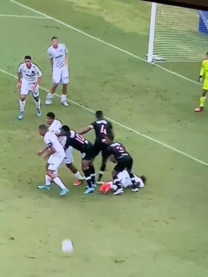 Momento em que o zagueiro Vitor Reis, do Palmeiras caiu em campo na final da Copa do Brasil Sub-17