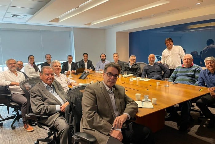 Dirigentes e conselheiros do Vasco iniciam a avaliação da proposta da 777