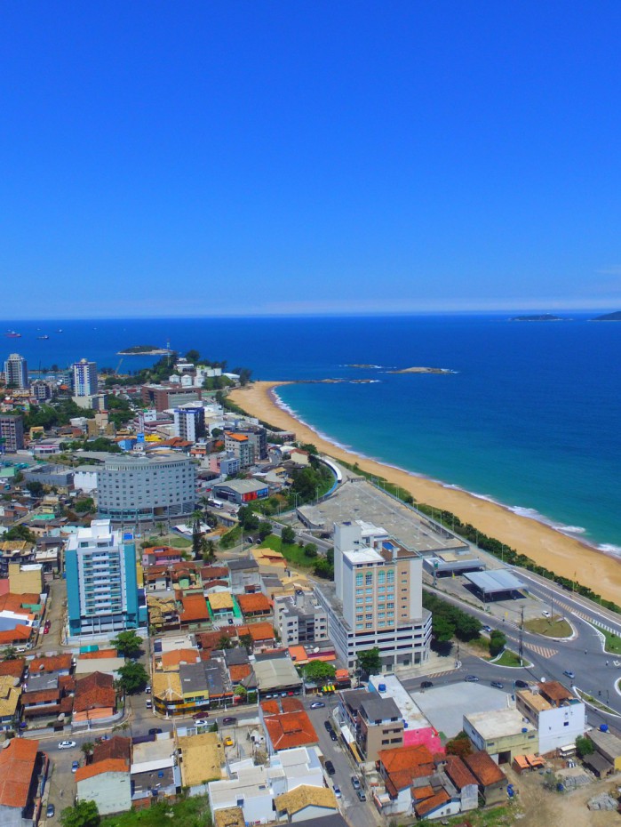 Maca&eacute; possui Aeroporto com conex&otilde;es para as maiores cidades do mundo, Porto Mar&iacute;timo e acessos pela Br-101, Rj-106 (Amaral Peixoto) e Rj-168 (Rodovia Do Petr&oacute;leo), o que facilita o acesso &agrave; cidade
