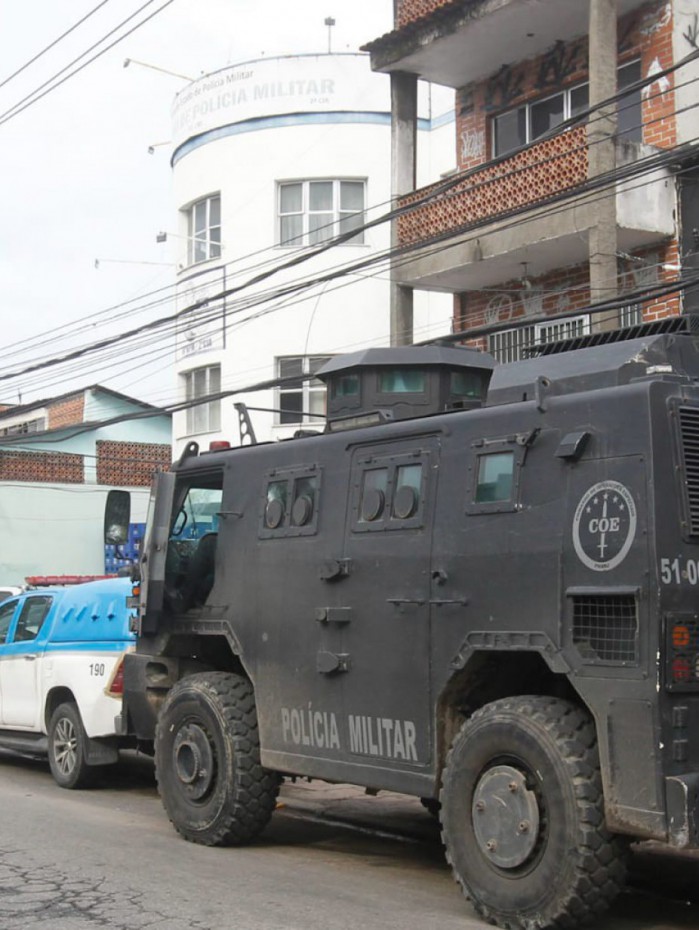 Policiais do 18&ordm; Batalh&atilde;o (Jacarepagu&aacute;), as unidades do 2&ordm; Comando de Policiamento de &Aacute;rea, do Batalh&atilde;o de Opera&ccedil;&otilde;es Especiais e do Batalh&atilde;o de A&ccedil;&atilde;o com C&atilde;es fizeram uma opera&ccedil;&atilde;o na Cidade de Deus