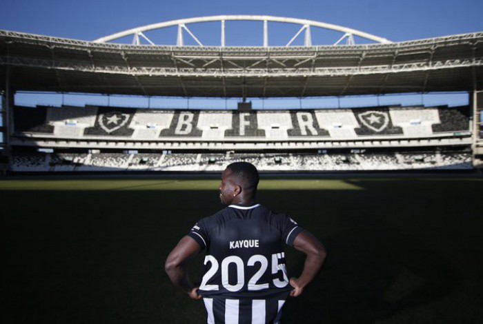Kayque renovou com o Botafogo até o fim de 2025