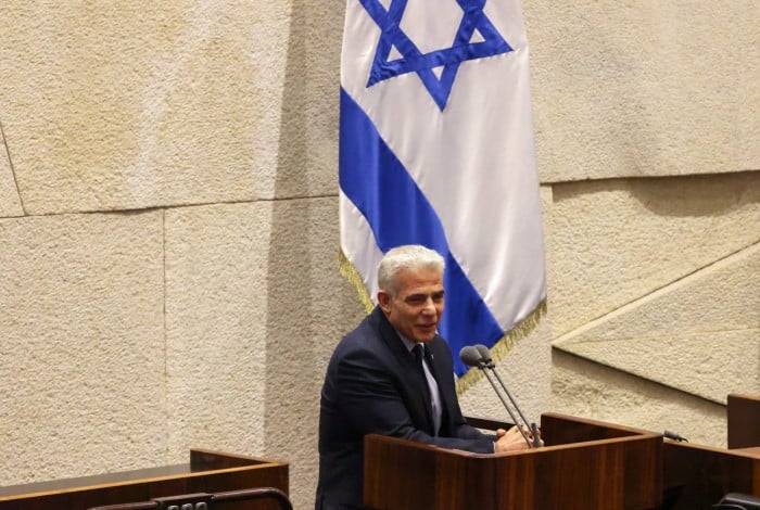 Ministro de Relações Exteriores de Israel,  Yair Lapid, assume interinamente o cargo de primeiro-ministro até a conclusão do próximo período eleitoral