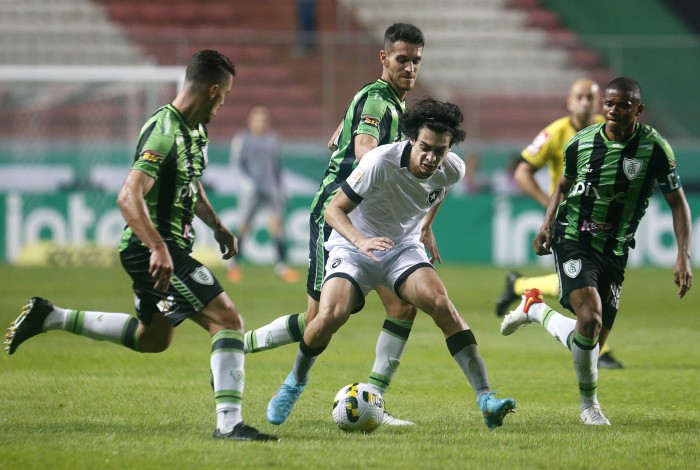 Matheus Nascimento tentou ajudar o Glorioso, mas não conseguiu levar a melhor contra a defesa