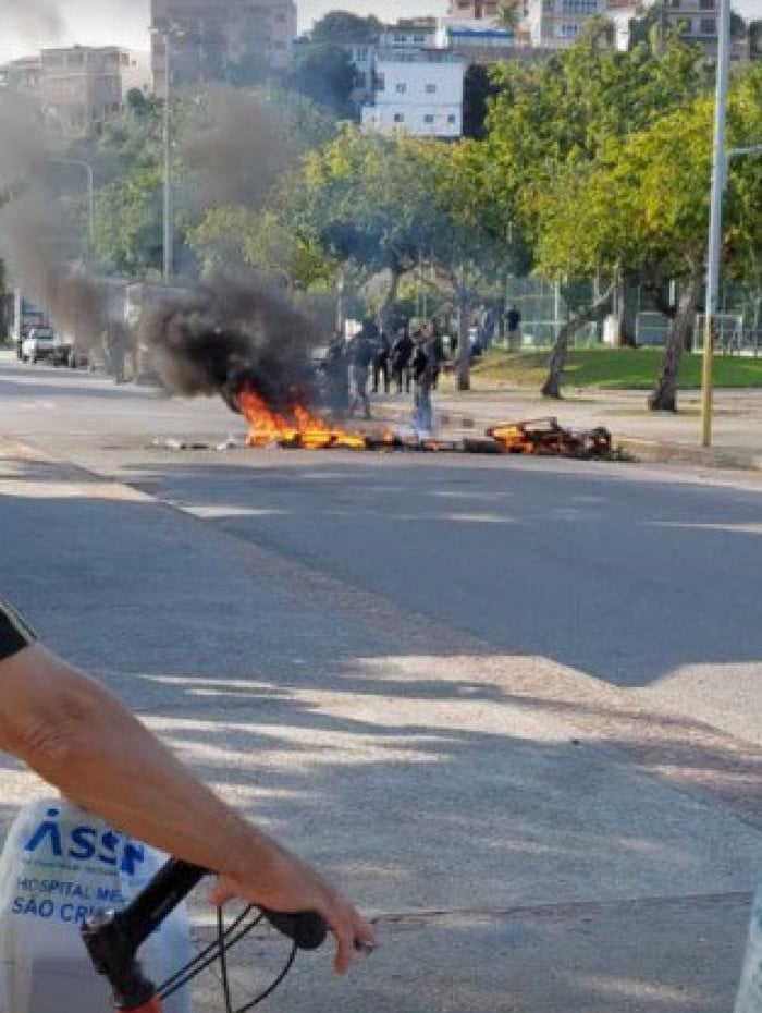 Moradores e mototaxistas fazem protesto no acesso à comunidade dos Bancários, nesta quinta-feira (30)