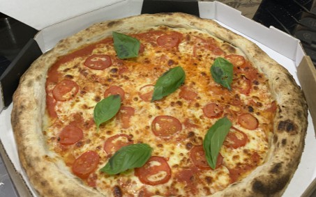 A experiência de comer pizzas tradicionais da Itália, no Rio de Janeiro