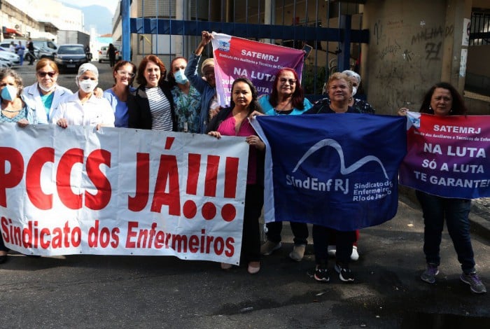 Profissionais municipais protestam em frente ao Souza Aguiar
