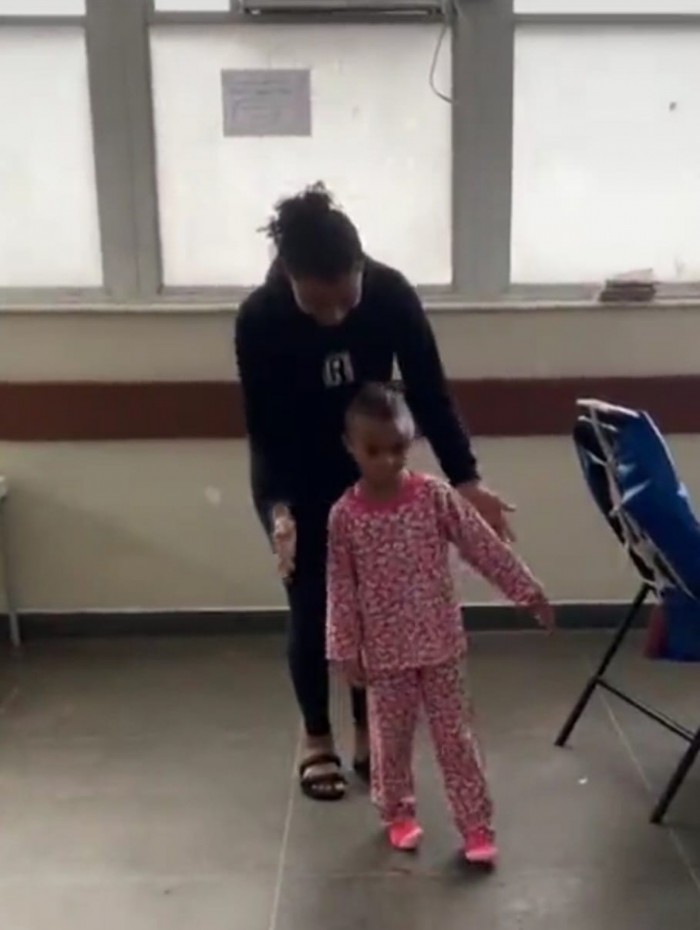 Alice Rocha, de 4 anos, dá primeiros passos sozinha ao lado da mãe, Andressa Silva, no Hospital Municipal Miguel Couto, na Zona Sul
