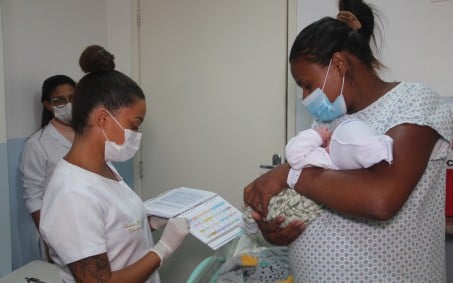 Maternidade em Nova Iguaçu faz dinâmica sobre importância da vacina BCG