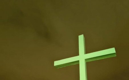 Cemitério de Nova Iguaçu se ilumina de verde em campanha contra o câncer