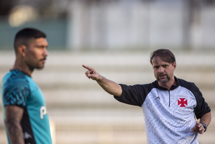 Mauricio Souza da instruções no treino do Vasco