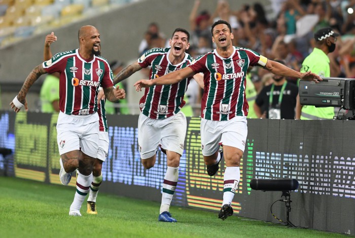 Felipe Melo e Nino correm para abraçar Fred, que marcou seu 199º gol pelo Fluminense e foi às lágrimas