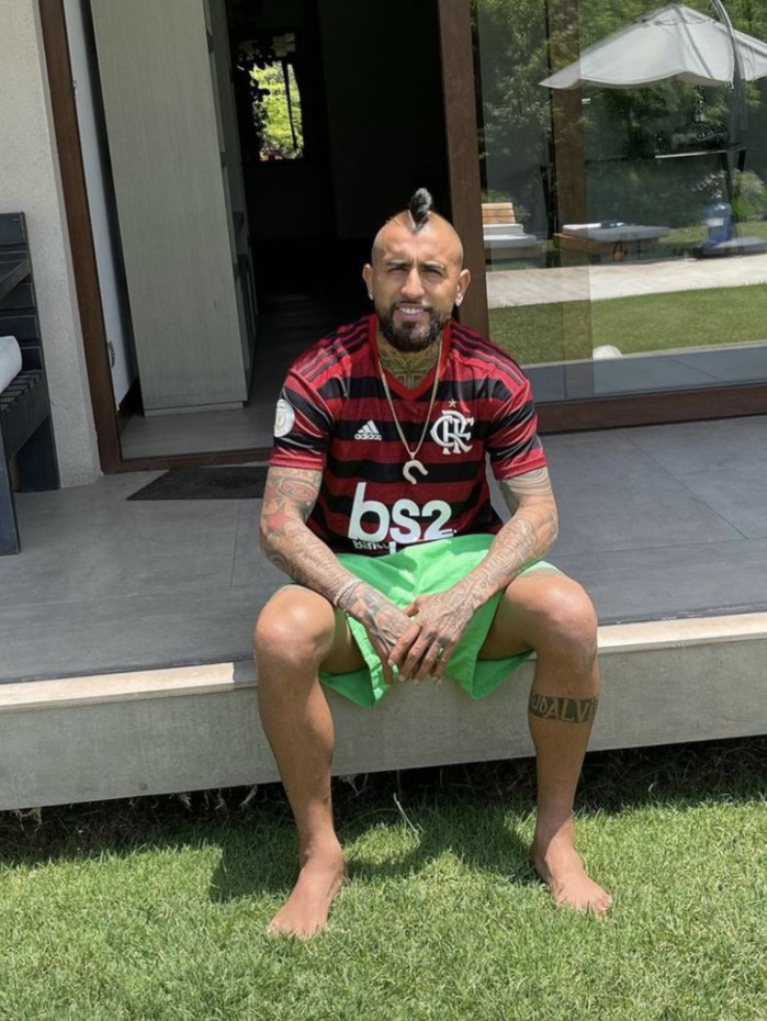 Em dezembro de 2021, durante suas f&eacute;rias, Vidal chegou a postar uma foto vestindo a camisa do Flamengo