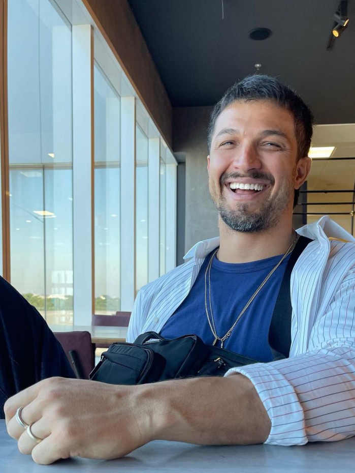 Romulo Estrela viajou para o exterior, onde começará a gravar suas cenas para a novela 'Travessia'