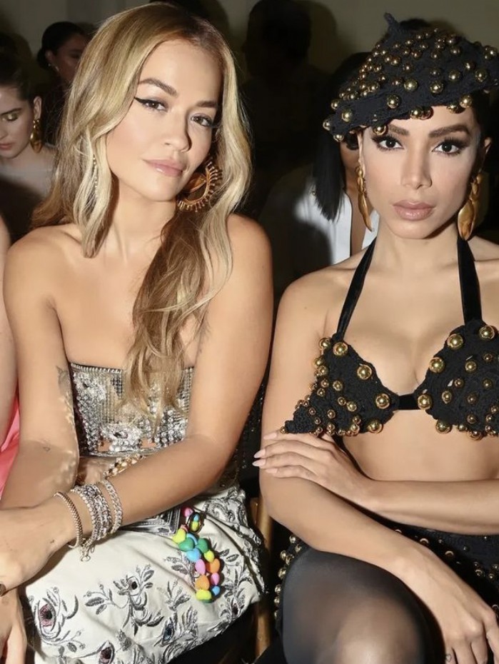 Rita Ora e Anitta assistem juntas a desfile na semana de moda em Paris