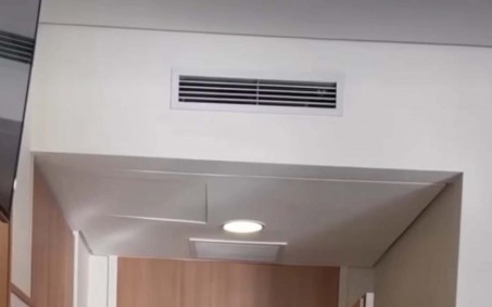 Irreconhecível! Emilio Dantas grava série em praia do Rio