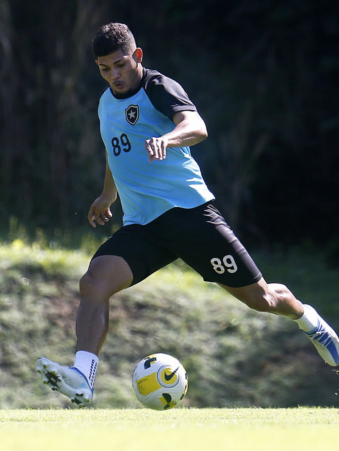 Erison está de volta ao Botafogo e vai para o jogo contra o Cuiabá