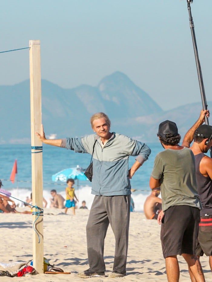 Emilio Dantas grava cenas de série em praia da Zona Sul