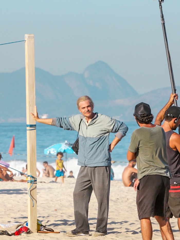 Emilio Dantas grava cenas de série em praia da Zona Sul