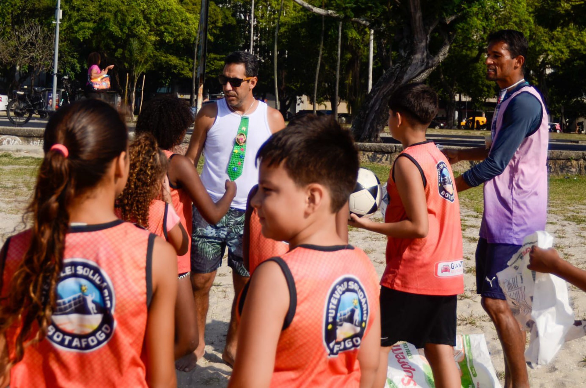 Gl&aacute;ucio Azevedo, de camisa branca, aconselha &agrave;s crian&ccedil;as a evitar mergulho na Praia de Botafogo - Vanessa Ataliba / Ag&ecirc;ncia O Dia