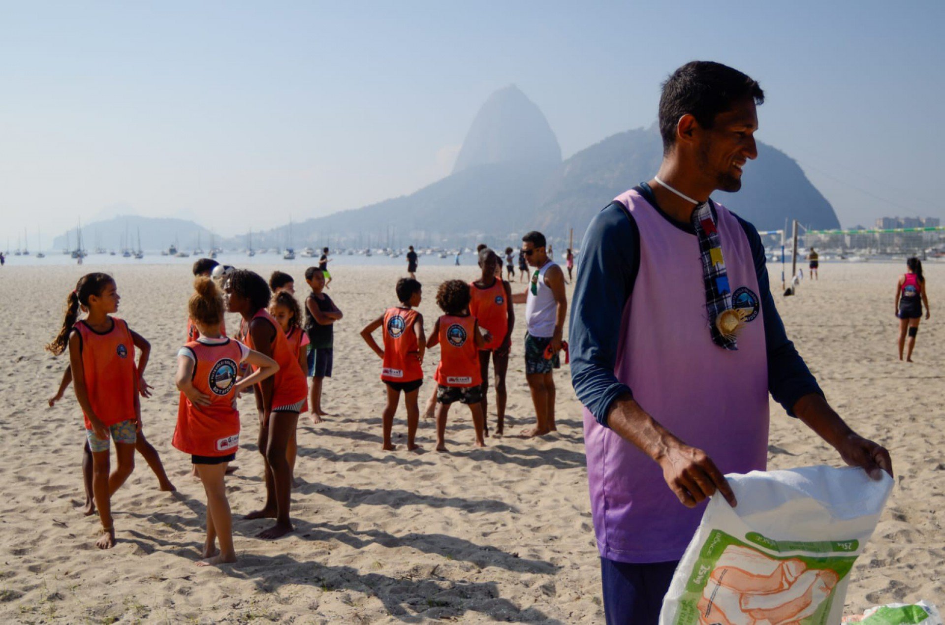 Crianças fazem aula no Futevôlei Social Botafogo, na Praia de Botafogo - Vanessa Ataliba / Agência O Dia