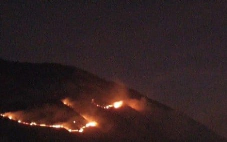 Guarda Ambiental tem dificuldade com incêndio em área mata de Nova Iguaçu neste domingo