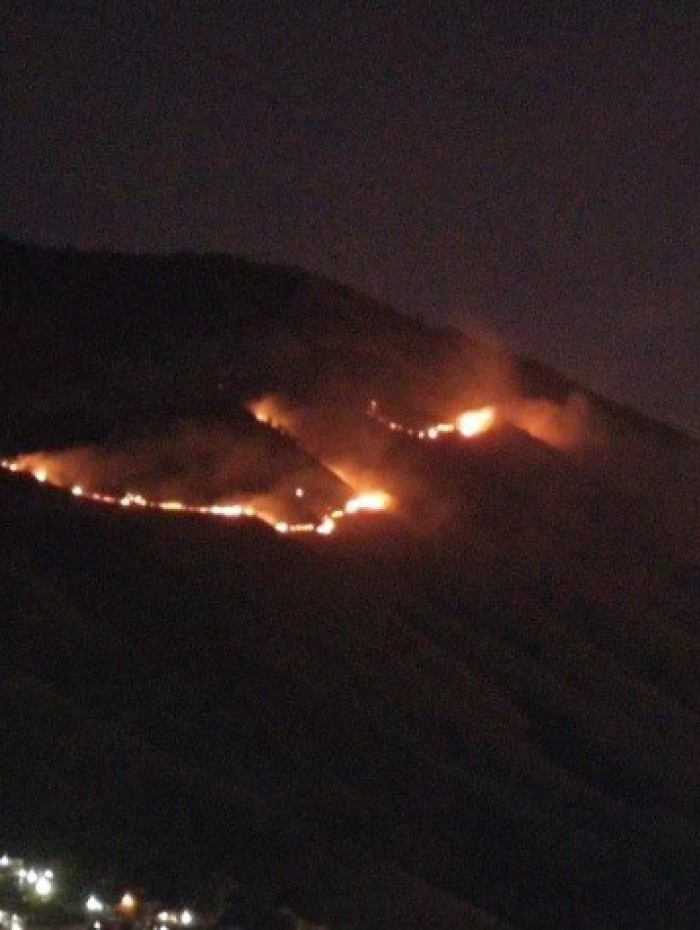 Área em chamas é de difícil acesso e fogo pode ser visto de longe