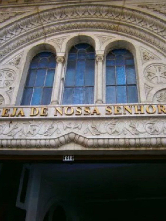 Igreja hist&oacute;rica foi atingida por inc&ecirc;ndio que come&ccedil;ou na noite de domingo