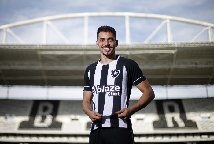 Novo jogador do Botafogo, Carlos Eduardo, de 32 anos era destaque no Al Ahli, da Arábia Saudita