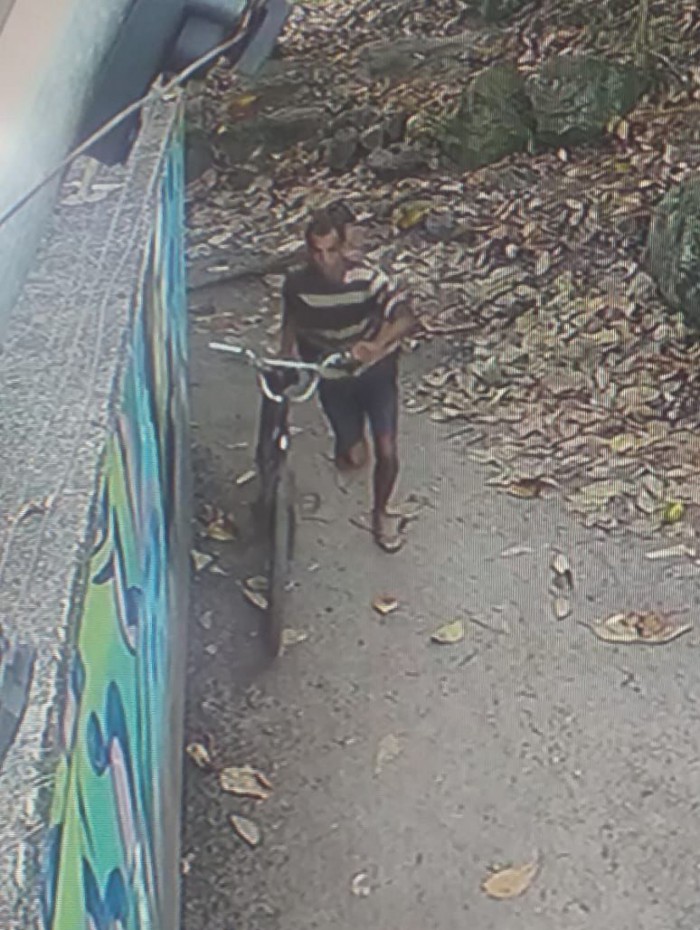 Suspeito aparece com uma bicicleta em outra imagem feita próximo ao local do ataque
