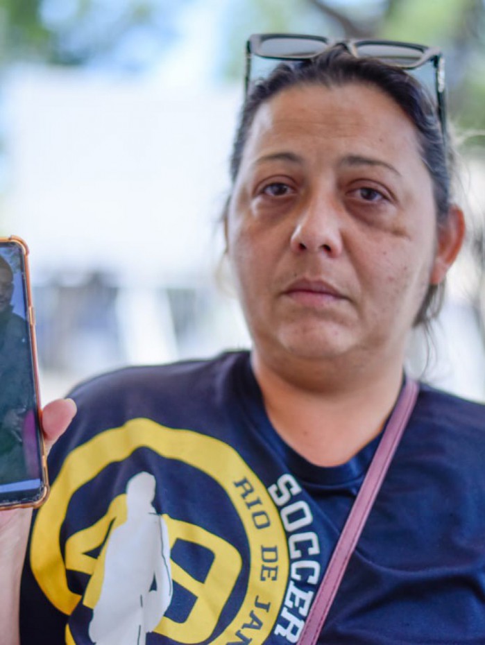 Vanessa Neres, m&atilde;e do adolescente morto, Cau&atilde; Neres, de 17 anos, durante ida ao IML antes mesmo de descobrir a morte do filho