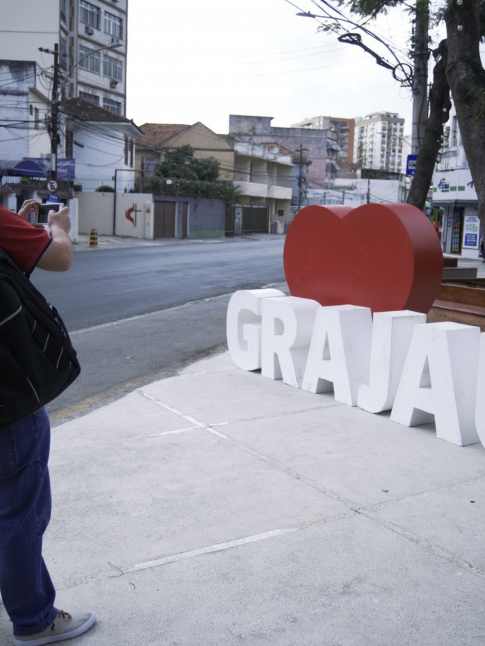O auxiliar administrativo Thiago Bernardo Freitas aprovou o totem e quis registrar a homenagem fazendo uma foto