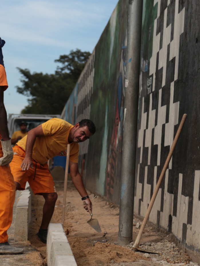 A Rua Manoel João Gonçalves está recebendo, ao longo da via, piso intertravado que garante mais segurança para os pedestres.