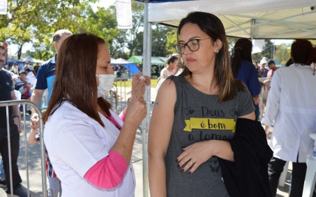 Resende realiza drive-thru de vacinação no Estádio do Trabalhador