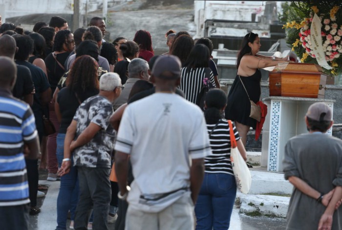 Amigos e familiares se reuniram no enterro de Cláudia Gonçalves de Moura, morta pelo marido e enterrada no quintal de casa