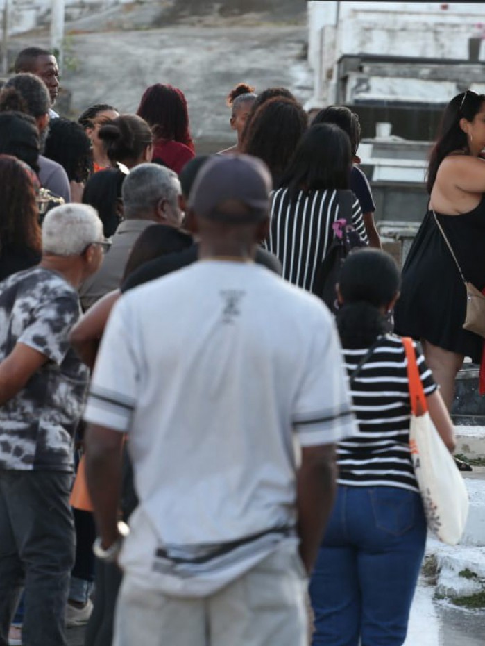 Amigos e familiares se reuniram no enterro de Cl&aacute;udia Gon&ccedil;alves de Moura, morta pelo marido e enterrada no quintal de casa