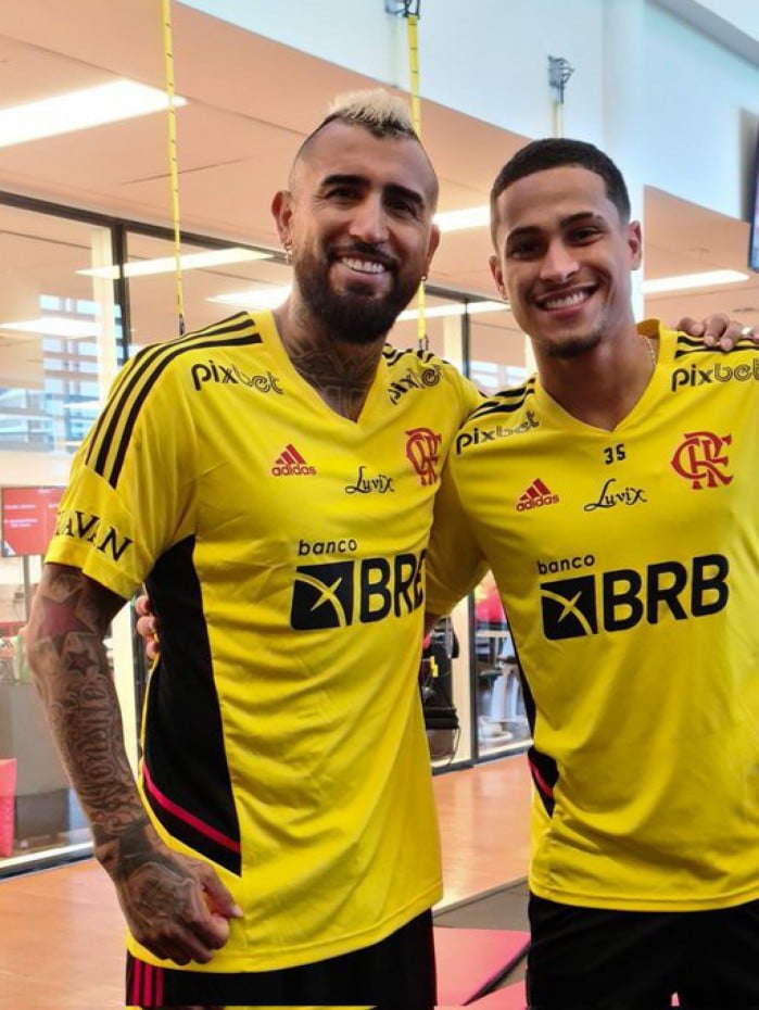 Vidal posa ao lado de João Gomes