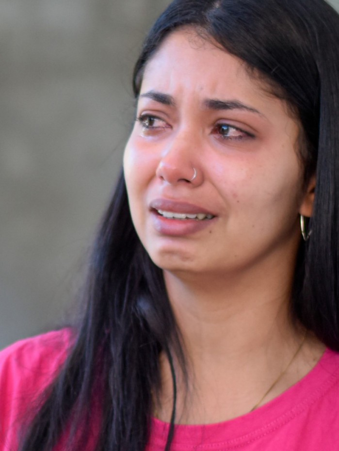  Thaysla Fabiana da Silva Siqueira sob forte emo&ccedil;&atilde;o durante libera&ccedil;&atilde;o do corpo de sua m&atilde;e



