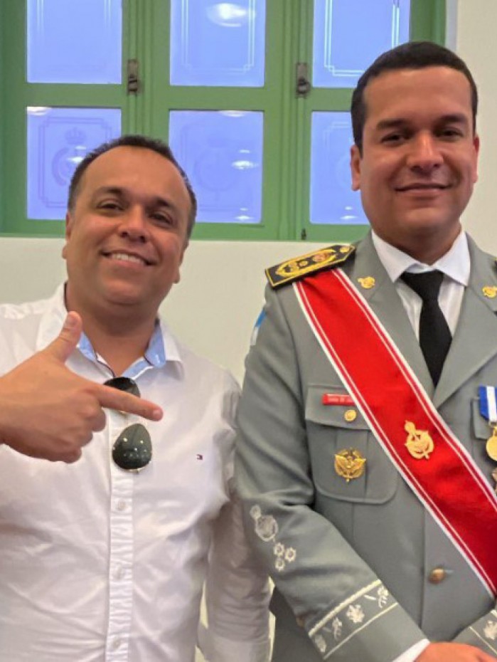 Alessandro Monteiro com o coronel Leandro Sampaio Monteiro