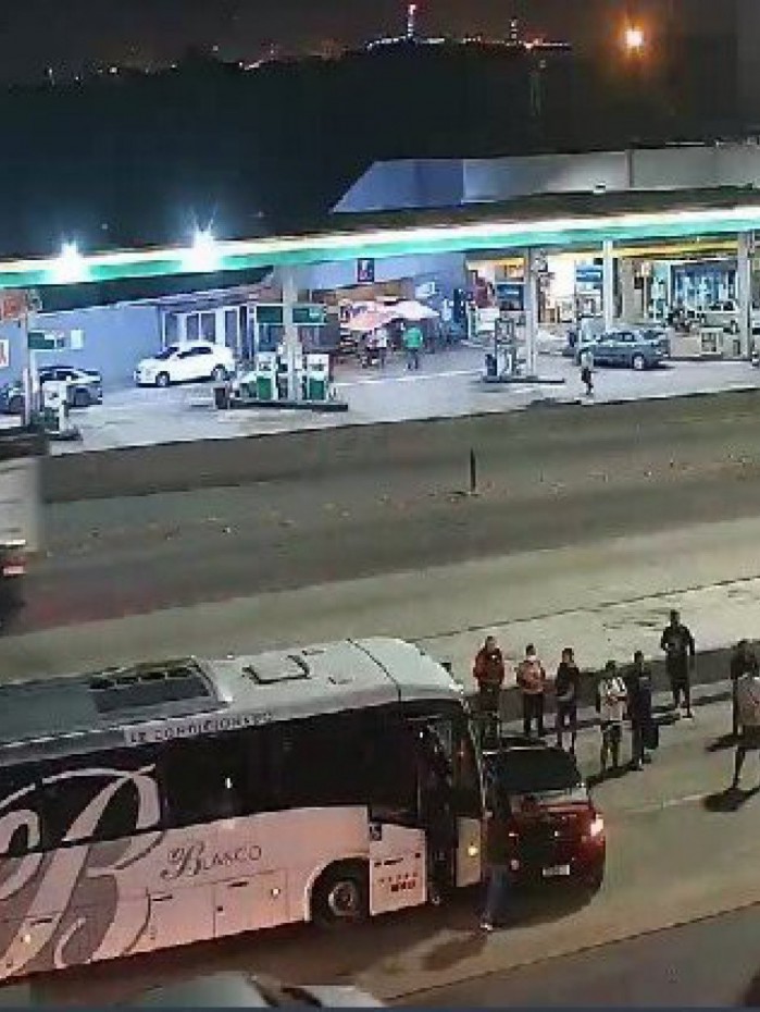 Acidente entre um ônibus e um carro ocupou a faixa principal da via no início desta manhã