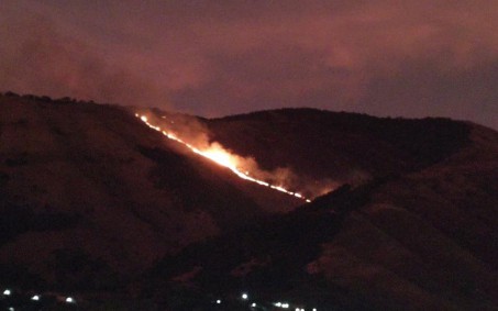 Mais um foco de incêndio em área de mata de Nova Iguaçu no fim de semana