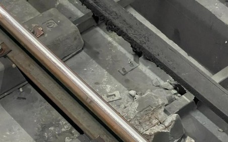 Usuário do metrô flagra dormente deteriorado na Carioca