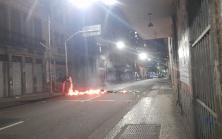 Vídeos: Lapa é bloqueada após morte de homem; um ônibus foi incendiado em represália